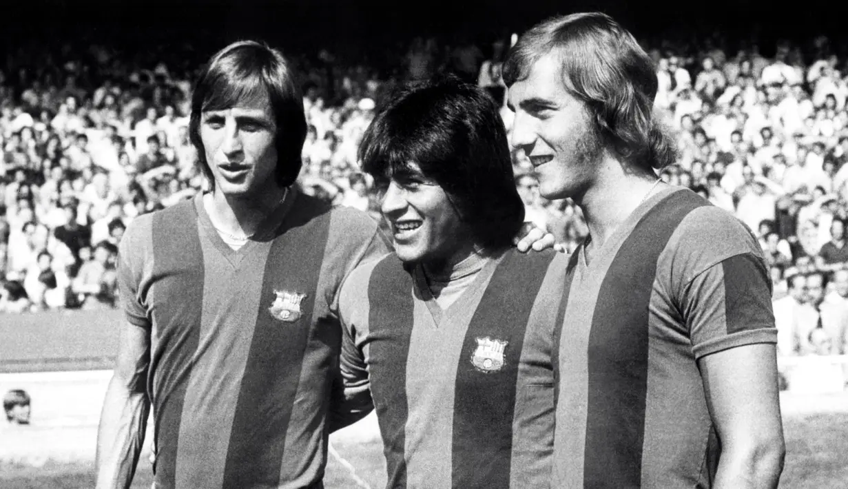 Johan Neeskens (kanan) merupakan salah satu legenda gelandang terbaik Belanda. Bersama Cruyff (kiri) mereka mampu mengantar De Oranje hingga final Piala Dunia 1974 dan 1978. Namun namanya hanya masuk lima besar penghargaan Ballon d'Or tahun itu. (Foto: AFP/STF)