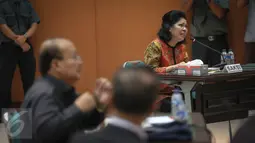 Elfida Pangaribuan menangis saat hadir bersaksi membela suaminya, hakim Pangeran Napitupulu dalam persidangan di Majelis Kehormatan Hakim (MKH), Jakarta, (4/1). Napitupulu meminta jangan dipecat karena sedang sakit jantung. (Liputan6.com/Faizal Fanani)