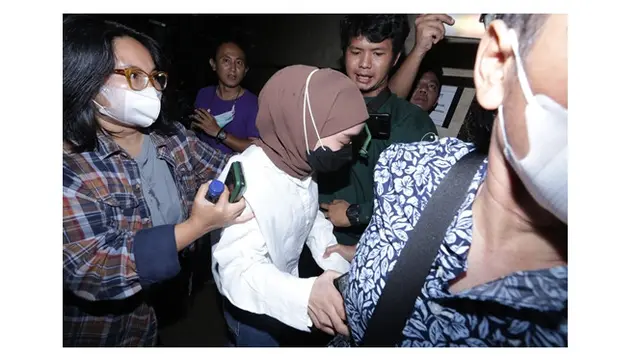 6 Potret Ayah Lesti Kejora Dampingi Sang Anak ke Polres, Wajah Tegarnya Disorot