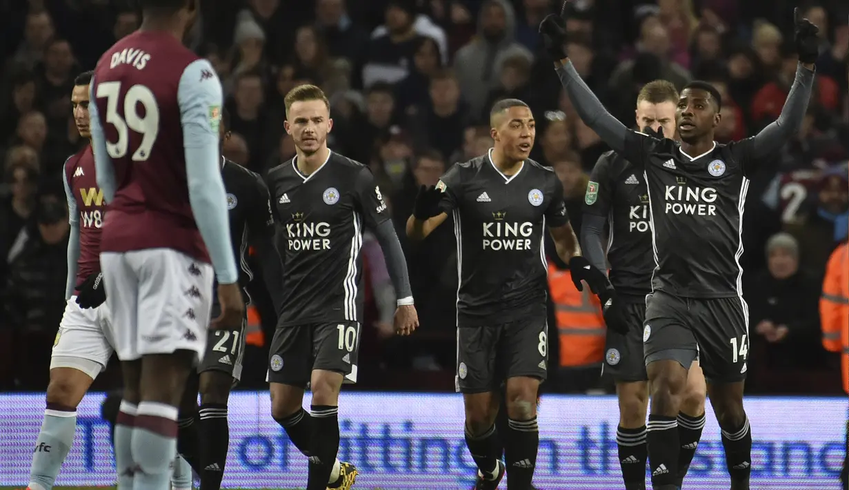 Penyerang Leicester City, Kelechi Iheanacho (kanan) berselebrasi dengan rekan-rekannya usai mencetak gol ke gawang Aston Villa pada pertandingan semifinal Piala Liga Inggris di Villa Park, Birmingham (28/1/2020). Villa menang 2-1 atas Leicester. (AP Photo/Rui Vieira)