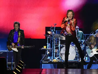 Personel grup band The Rolling Stones Mick Jagger (tengah), Ronnie Wood (kiri), dan Keith Richards (kanan) tampil pada tur Sixty Stones Europe 2022 di Stadion Wanda Metropolitano, Madrid, Spanyol, 1 Juni 2022. (AP Photo/Manu Fernandez)
