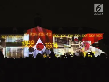 Projection mapping yang menggambarkan perjalanan hubungan diplomatik Indonesia-Jepang di Museum Fatahillah, Jumat (19/1). Pertunjukan ini menandai perayaan 60 tahun hubungan diplomatik Indonesia-Jepang. (Liputan6.com/Helmi Fithriansyah)