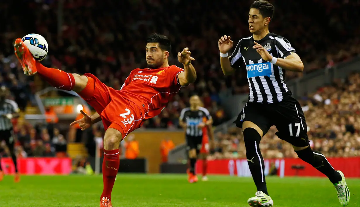 Gelandang Liverpool,  Emre Can  berusaha melewati pemain Newcastle United saat Laga Liga Premier Inggris di Anfield Stadium, Inggris, Senin (13/5/2015). Liverpool menang 2-0 atas Newcastle United. (Reuters/Andrew Yates)