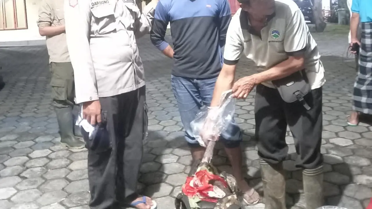 Pelaku perburuan liar di Taman Nasional Meru Betiri diamankan polisi beserta barang buktinya (Istimewa)