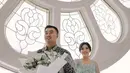 Rama Restu dan Fay Nabila sama-sama terlihat gagah dan menawan dengan busana yang mereka kenakan. Rama gagah dengan batik sementara Fay Nabila menawan dengan kebaya. Momen pemotretan keduanya ini sukses curi perhatian. (Liputan6.com/IG/ramarstuu)