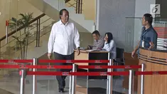 Mantan Kapten pilot Garuda Indonesia, Agus Wahjudo berjalan di loby gedung KPK usai menjalani pemeriksaan, Jakarta, Rabu (21/3). Agus kembali menjalani pemeriksaan lanjutan sebagai saksi untuk tersangka Emirsyah Satar. (Liputan6.com/Herman Zakharia)