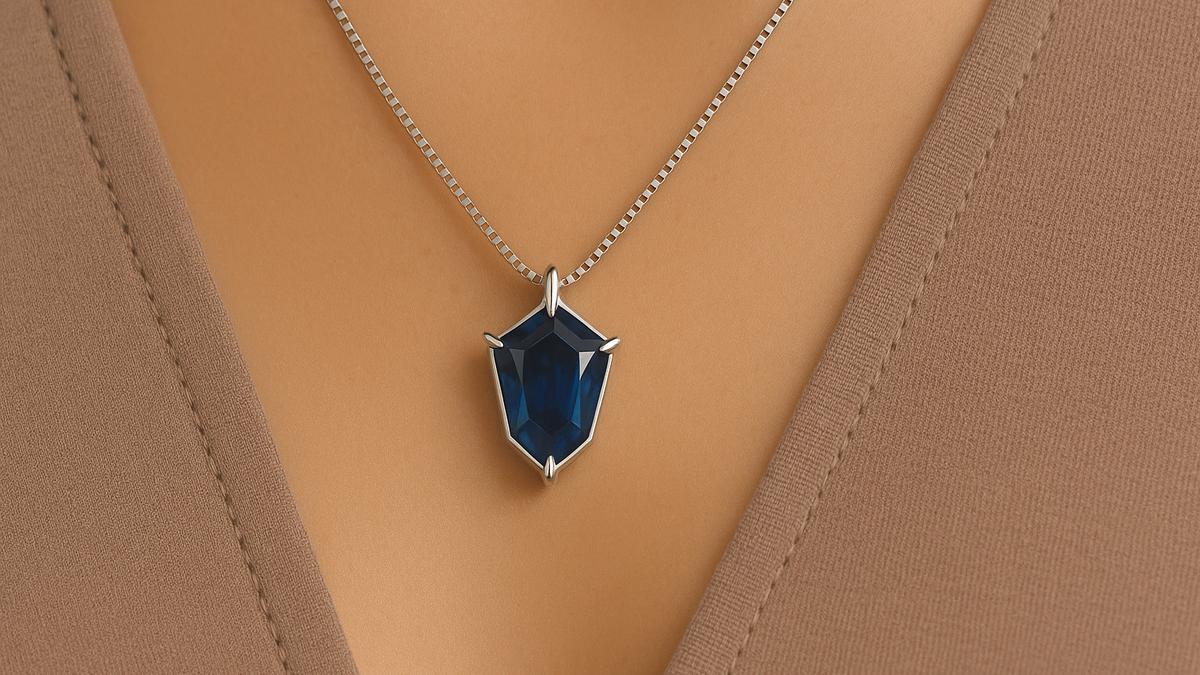 7 Kalung Emas Permata Biru Terbaru 2025, Desain Klasik yang Simpel Tapi Mewah