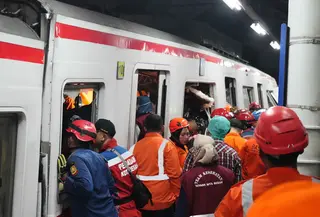 Tim pencari dan penyelamat mencari korban kecelakaan Kereta Api Jarak Jauh (KAJJ) dengan Kereta rel Listrik (KRL) Commuter Line di Stasiun Bekasi Timur, Jawa Barat, Senin, 27 April 2026 malam. (AP Photo/Achmad Ibrahim)