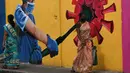 Wanita berjalan melewati mural kesadaran virus corona COVID-19 di sepanjang pinggir jalan di Chennai, India, 13 September 2021. India bersiap hadapi kemungkinan lonjakan kasus COVID-19 sekitar musim festival September hingga November. (ARUN SANKAR/AFP)