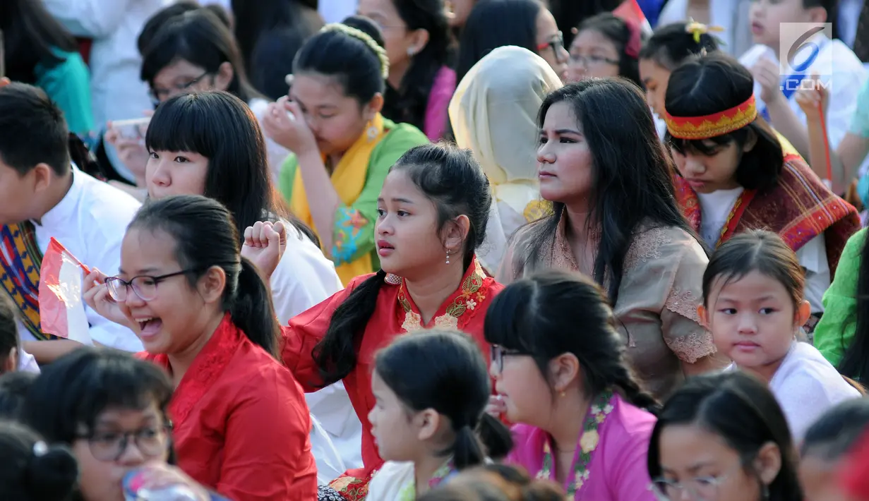 Sejumlah anak-anak bersiap mengikuti gelaran Harmoni Indonesia 2018 di Kompleks Gelora Bung Karno, Jakarta, Minggu (5/8). Harmoni Indonesia adalah bernyanyi bersama secara serentak lagu-lagu kebangsaan di 34 kota. (Liputan6.com/Helmi Fithriansyah)