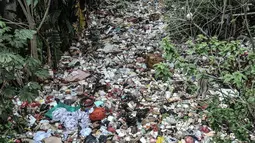 Kondisi tumpukan sampah yang memenuhi aliran Kali Baru, Jalan Raya Bogor, Cimanggis, Depok, Jawa Barat, Minggu (24/1/2021).  Menumpuknya sampah di kawasan perbatasan antara Jakarta dan Depok itu juga diperparah dengan kondisi sungai yang menyempit dan mengalami pedangkalan. (merdeka.com/Iqbal S. Nug