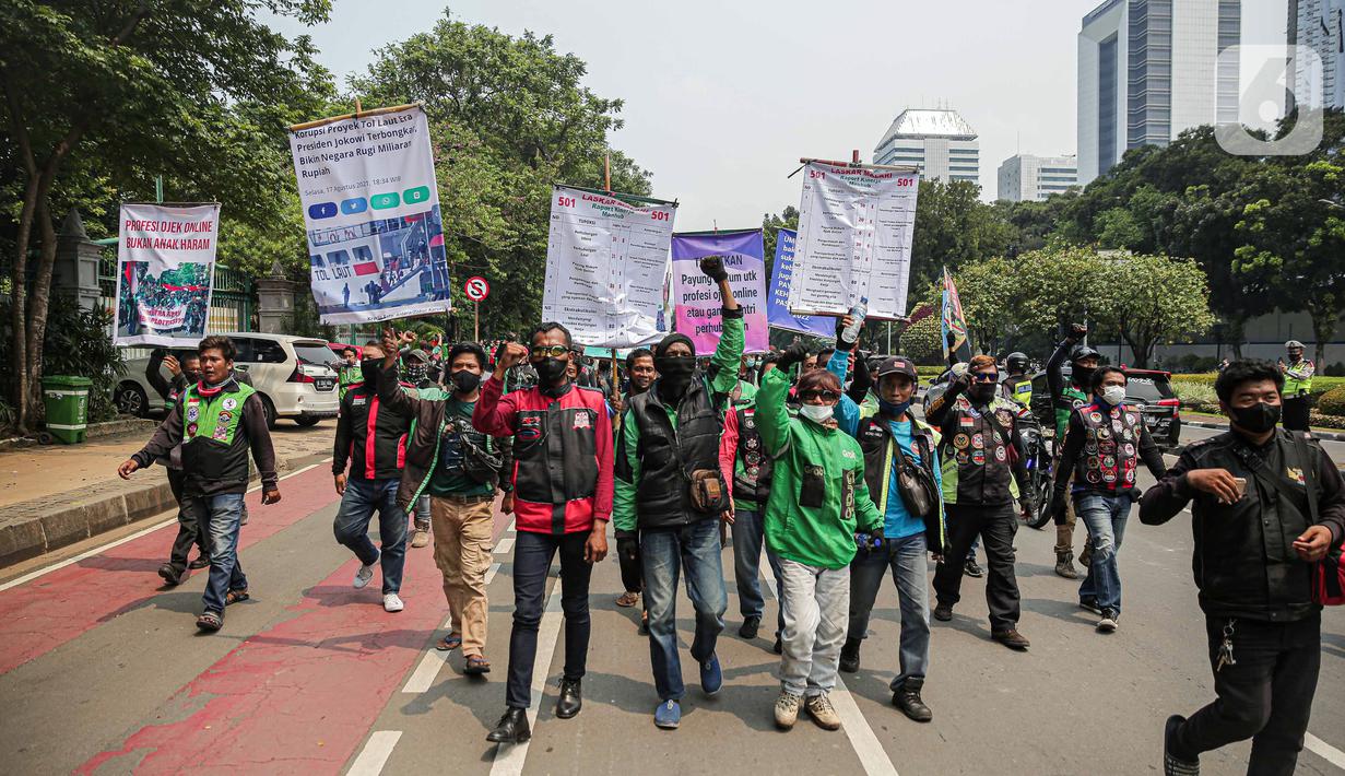Sejumlah pengemudi ojek online melakukan aksi di kawasan Patung Kuda, Jakarta, Rabu (5/1/2022). Para pengemudi ojek online menuntut Kementerian Perhubungan serta pengelola aplikasi untuk menepati janji kenaikan tarif ojek online. (Liputan6.com/Faizal Fanani)