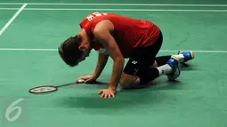 Tunggal putra Denmark, Jan O Jorgensen tertunduk saat laga melawan Lee Chong Wei (Malaysia) di final BCA Indonesia Open 2016, Jakarta, Minggu (5/6/2016). Lee Chong Wei unggul 17-21, 21-19, 21-17. (Liputan6.com/Helmi Fithriansyah)