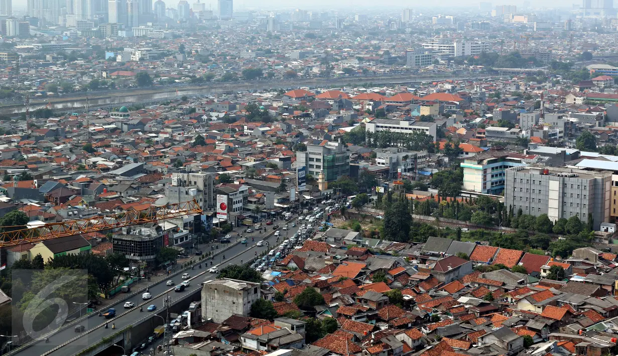 Lansekap pemukiman penduduk berlatar gedung bertingkat terlihat di Jakarta, Kamis (12/11/2015). Indonesia dibawah Myanmar dengan harga rata-rata Rp3.514.240 (US$ 259) permeter persegi. (Liputan6.com/Immanuel Antonius)
