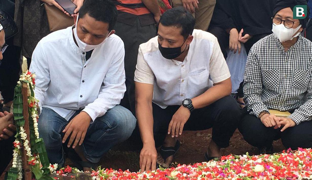 Joko Riyadi (tengah) rekan Markis Kido sesama mantan pebulutangkis PBSI nomor ganda putra menatap haru pusara makam sahabatnya yang harus mendahuluinya terlebih dahulu. (Foto: Bola.com/Erwin Fitriansyah)