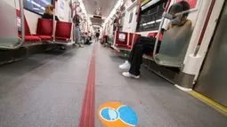 Seorang penumpang yang mengenakan masker duduk di dalam kereta bawah tanah di Toronto, Kanada, pada 2 Juli 2020. Toronto Transit Commission (TTC) mewajibkan para pengguna layanan kereta bawah tanah memakai masker atau penutup wajah mulai Kamis (2/7) karena pandemi COVID-19. (Xinhua/Zou Zheng)
