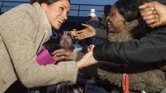 Meghan Markle tersenyum saat menyalami warga menyusul kunjungan Pangeran Harry ke stasiun radio Reprezent 107,3 FM di Brixton, London, Selasa, (9/1). Meghan dan Pangeran Harry dijadwalkan menikah musim panas ini. (AP Photo/Dominic Lipinski, Pool)