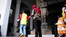 Anak-anak tunanetra tampak  mengelilingin Museum Nasional. (Liputan6.com/Faizal Fanani)