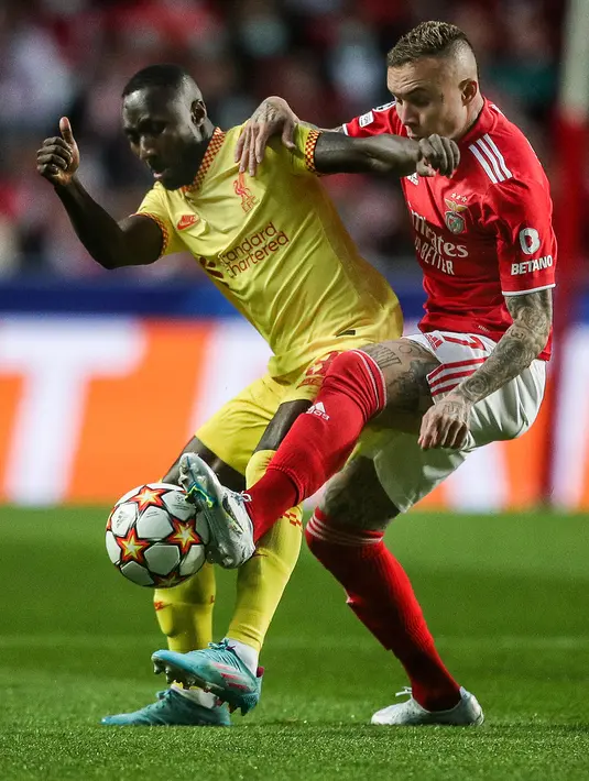 Gelandang Liverpool, Naby Keita (kiri) berebut bola dengan penyerang Benfica, Everton pada pertandingan leg pertama perempat final Liga Champions di stadion Luz di Lisbon (6/4/2022). Liverpool menang atas Benfica 3-1. (AFP/Carlos Costa)