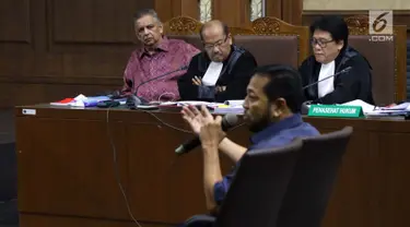 Terdakwa dugaan suap proyek PLTU Riau-1 yang juga mantan Dirut PLN, Sofyan Basir (kiri) menyimak keterangan terpidana korupsi e-KTP, Setya Novanto yang menjadi saksi pada sidang di Pengadilan Tipikor, Jakarta, Senin (12/8/2019). Sidang mendengar keterangan saksi. (Liputan6.com/Helmi Fithriansyah)