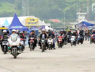 Polisi mengawal pemudik untuk pindah dari Dermaga 6 ke Dermaga 1-5 di Pelabuhan Merak, Banten, Jumat (23/6). H-2 Lebaran 2017, ribuan pemudik bermotor memadati Dermaga 6 Pelabuhan Banten. (Liputan6.com/Helmi Fithriansyah)