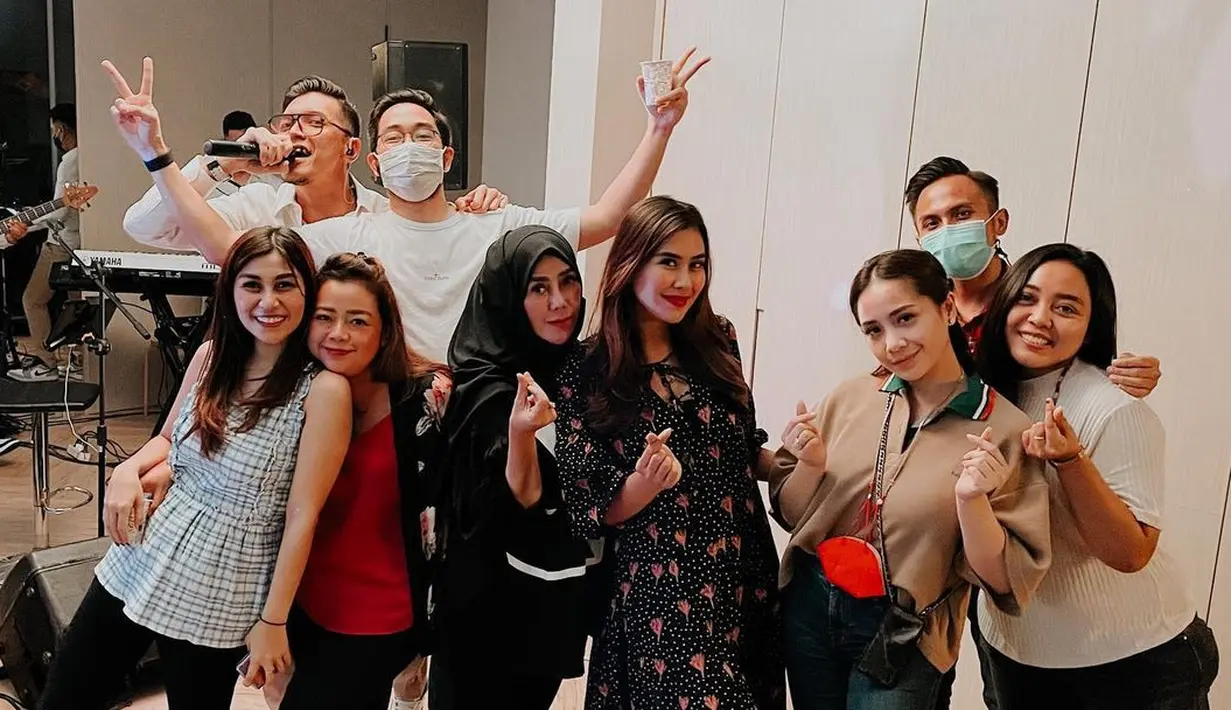 "Karena sebelum aku, duluan mereka (Nissa, Mama Ami dan Syahnaz) sudah ngisi (rumah Andara) terus sekarang sudah hampir delapan tahun bareng-bareng di situ ya pasti sedih juga," jelasnya. (Instagram/nissyaa)