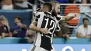 Striker Juventus, Gonzalo Higuain, bersama rekannya Alexa Sandro merayakan gol ke gawang Paris St Germain pada laga ICC di Stadion Hard Rock, Florida, Rabu (26/7/2017). Juventus menang 3-2 atas PSG. (AP/Lynne Sladky)