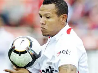 Aksi striker Sevilla asal Brasil Luis Fabiano saat laga lanjutan La Liga melawan Sporting Gijon di Ramon Sanchez Pizjuan Stadium, 17 April 2010. AFP PHOTO / CRISTINA QUICLER