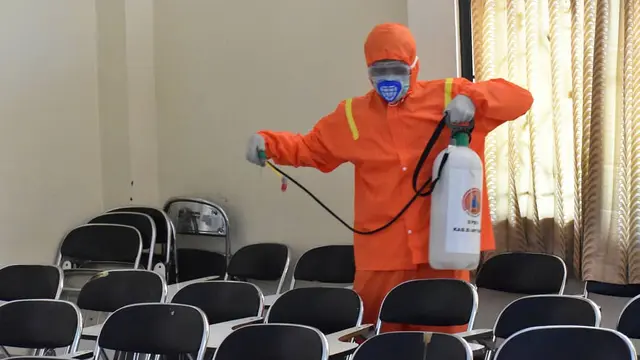 Penyemprotan Disinfektan di Unsoed. (Humas Unsoed/Liputan6.com/Muhamad Ridlo)