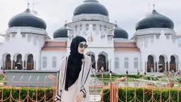Penampilannya saat mengunjungi Masjid Raya Baiturrahman pun tak lepas dari sorotan. Dirinya terlihat tampil memakai abaya bernuansa krem dengan paduan hijab hitam.(Liputan6.com/IG/@shireensungkar)