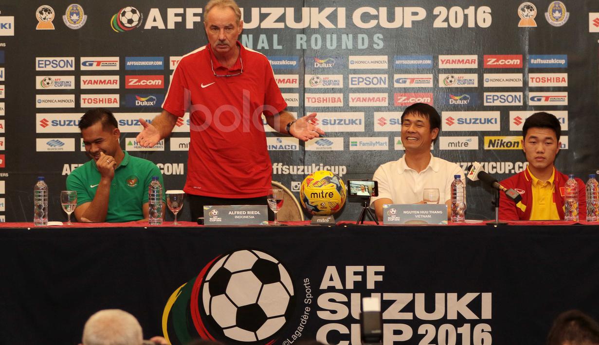 Alfred Riedl terlihat bercanda saat mengikuti press conference jelang Semifinal AFF Cup 2016 di Aston Hotel, Sentul, (2/12/2016). (Bola.com/Nicklas Hanoatubun)