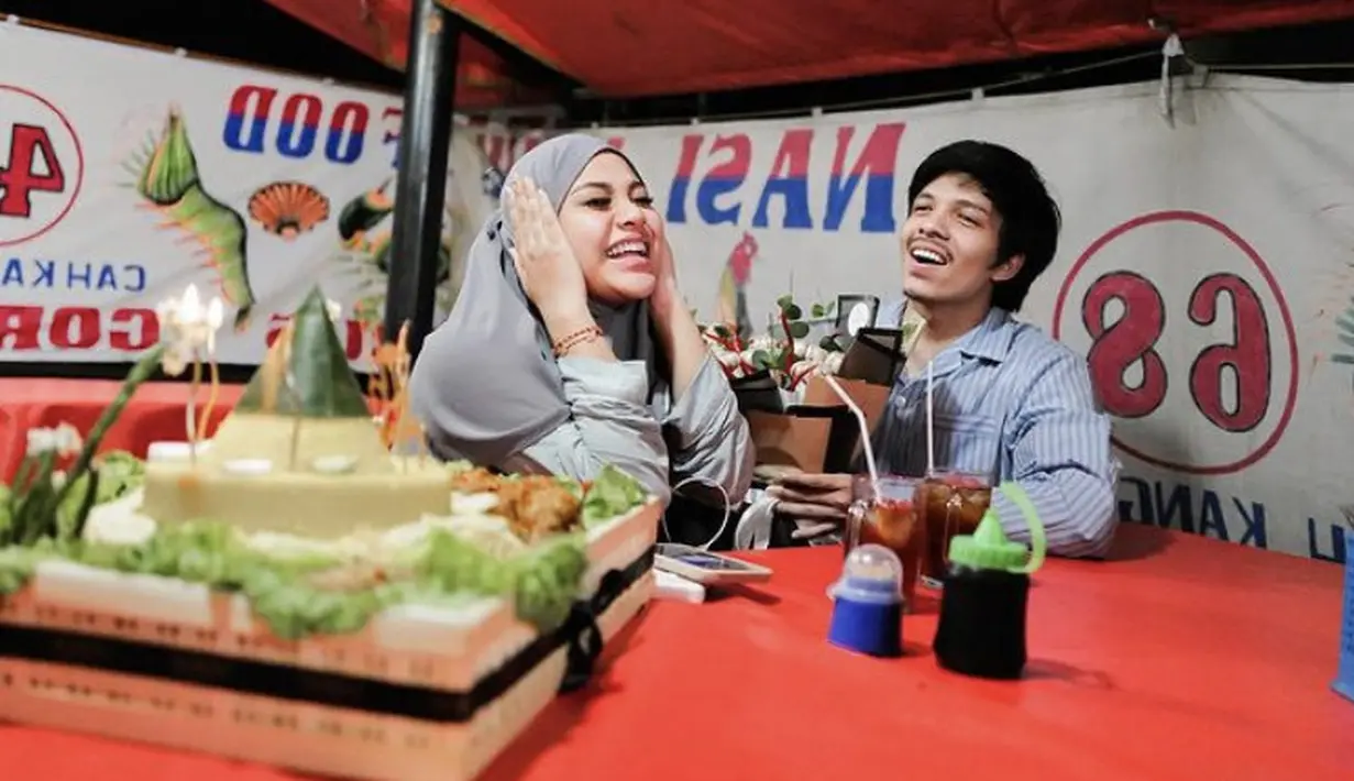 Tampak wajah pun natural tanpa riasan hanya terlihat eyelash extensionnya yang tetap on point.
 (@attahalilintar)