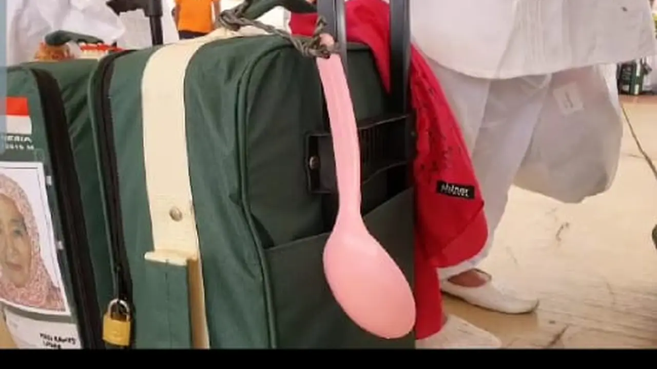 Jemaah haji mengingatkan centong nasi pada koper bawaan miliknya. Winda Satriana/MCH
