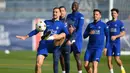 Gelandang Paris Saint-Germain Fabian Ruiz (kiri) mengontrol bola selama sesi latihan di tempat latihan klub Camp des Loges di Saint-Germain-en-Laye, dekat Paris pada 10 Oktober 2022. PSG akan menjamu Benfica di Parc des Princes pada matchday 4 Grup H Liga Champions 2022/2023 pada Rabu, 12 Oktober 2022 dinihari WIB. (FRANCK FIFE / AFP)
