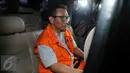 Ichsan Suaidi usai jalani pemeriksaan di Gedung KPK, Jakarta, (23/02). Penundaan putusan yang dimaksud adalah perkara korupsi pembangunan Dermaga Labuhan Haji di Lombok Timur, Nusa Tenggara Barat atas dirinya. (Liputan6.com/Helmi Afandi)