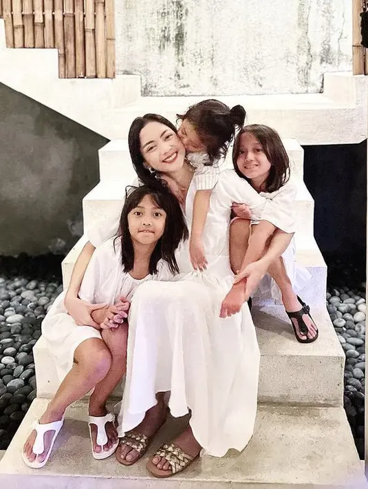 <p>Ibu dan anak ini pun kompak mengenakan pakaian serba putih. Ririn tampil dengan dress lengan 3/4 putihnya. @ririndwiariyanti</p>