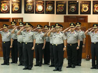 Perwira tinggi Polri mengikuti upacara kenaikan pangkat yang dipimpin oleh Kapolri Jenderal Tito Karnavian di Rupatama Mabes Polri, Jumat (21/7). Delapan polisi berpangkat Kombes mendapat kenaikan pangkat menjadi Brigjen. (Liputan6.com/Faizal Fanani)