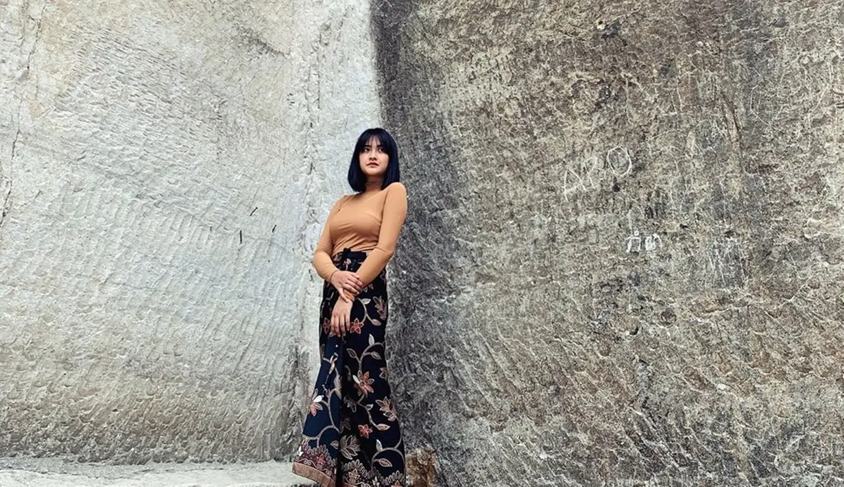 Nadya Arina, aktris kelahiran Jakarta, 15 Oktober 1997 selalu mencuri perhatian berkat gaya penampilannya. Nadya akan terlihat begitu cantik saat bergaya rambut poni. Dengan poninya, ia terlihat begitu fresh. (Liputan6.com/IG/@nadyaarina)