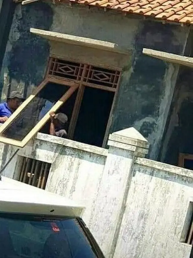 6 Kelakuan Kuli Bangunan Pasang Jendela Ini Nyeleneh, Kocak