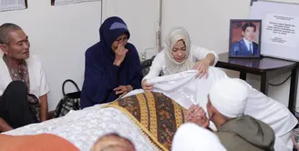 Isak tangis mewarnai pada acara pelepasan jenazah Nazmul Irphan, ayah Ariel Noah di rumah duka di kawasan Antamani, Bandung, Jawa Barat, Rabu (30/3/2016). (Adrian Putra/Bintang.com)