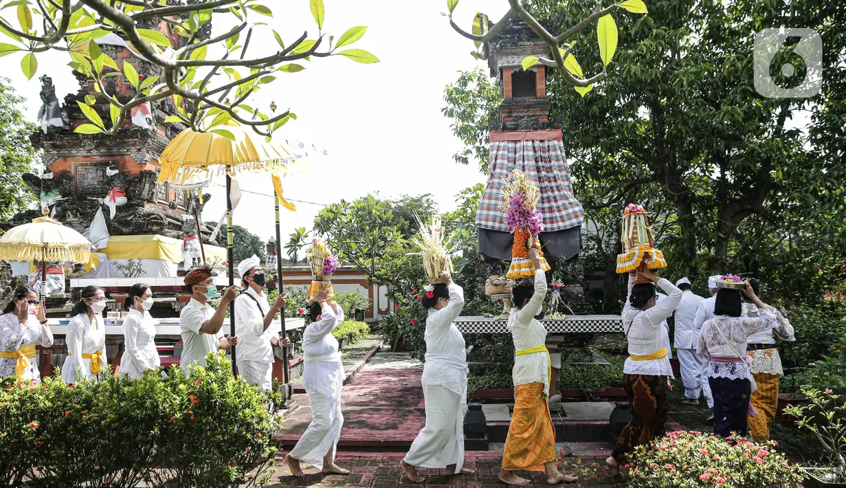 Umat Hindu membawa sesaji saat mengikuti upacara Tawur Agung Kesanga di Pura Amerta Jati, Cinere, Depok, Rabu (2/3/2022).  Upacara Tawur Agung Kesanga itu sebagai penyucian diri guna memperingati Hari Raya Nyepi Tahun Baru Saka 1944. (Liputan6.com/Faizal Fanani)