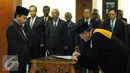 Ketua Mahkamah Agung, Hatta Ali (kanan) menandatangani nota pelantikan Mirza Adityaswara sebagai Anggota Dewan Komisioner Otoritas Jasa Keuangan di Sekretariat Mahkamah Agung, Jakarta, Kamis (20/8/2015). (Liputan6.com/Helmi Fithriansyah)