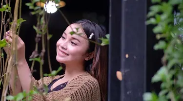 Tasya sering kali mengunggah foto saat ia berpenampilan natural di akun Instagram pribadinya. Walaupun begitu, ia tetap tampak cantik dan manis menggunakan busana santai saat berfoto di luar ruangan. (Liputan6.com/IG/@tasya_ratu_gopo)