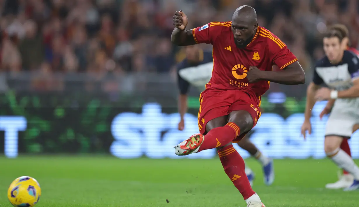 Striker AS Roma, Romelu Lukaku melakukan eksekusi penalti yang masih mampu dimentahkan kiper Lecce, Wladimiro Falcone pada laga pekan ke-11 Liga Italia 2023/2024 di Olimpico Stadium, Roma, Senin (6/11/2023) dini hari WIB. (AFP/Alberto Pizzoli)