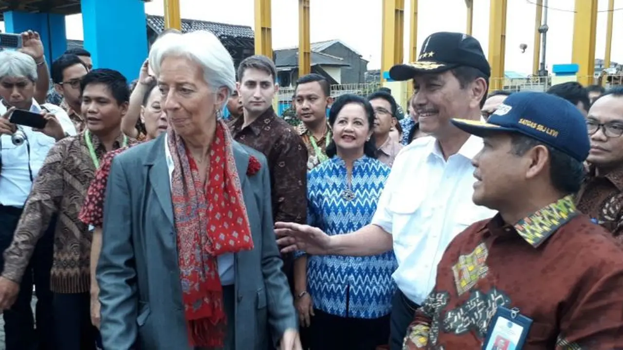 Menko Maritim Luhut Binsar Panjaitan mengajak Managing Director IMF Christine Lagarde ke Tempat Pelelangan Ikan (TPI) Cilincing, Jakarta Utara, pada Rabu (28/2/2018). (Ilyas/Liputan6.com)