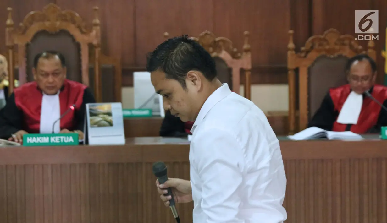 Eka Kamaludin saat menjalani sidang dakwaan di Pengadilan Tipikor, Jakarta, Kamis (20/9). Eka didakwa terlibat sebagai konsultan pemberi pada kasus dugaan suap usulan dana perimbangan keuangan daerah RAPBN Perubahan 2018. (Liputan6.com/Helmi Fithriansyah)