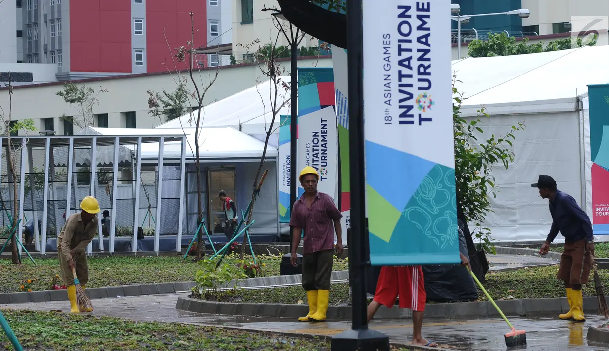 Pekerja membersihkan taman wisma atlet Asian Games 2018, Kemayoran, Jakarta, Minggu (4/2). Pembangunan rusun yang akan digunakan sebagai Wisma Atlet pada Asian Games 2018 telah dinyatakan selesai 100 persen. (Liputan6.com/Helmi Fithriansyah)
