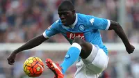 4. Kalidou Koulibaly, diberitakan Telegraph, Chelsea siap menjadikannya bek termahal dunia. Mahar senilai 60 juta pounds telah diajukan The Blues untuk mendatangkannya dari Napoli. (AFP/Marco Bertorello)