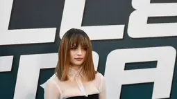 Aktris Joey King berpose untuk foto selama preview film (Bullet Train) di Paris (18/7/2022). Joey King juga menyegarkan refleksi warna-warna hangat yang merevitalisasi rambut cokelatnya dan dia berani dengan pinggiran tumpul di bawah alisnya. (AFP/Christophe Archambault)