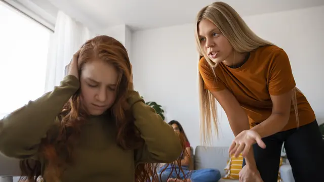 Cara Mengelola Emosi Saat Menghadapi Kritik dari Orang Terdekat - Cover